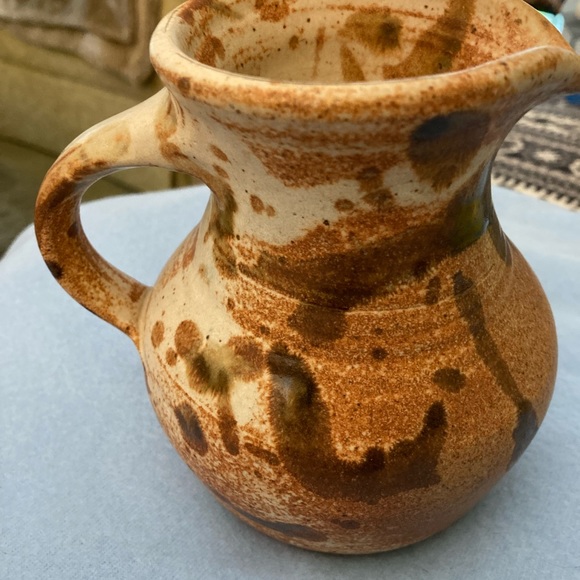 New Beautiful Farmhouse Hand Made Pottery Pitcher w Handle Signed via n Bottom - Picture 6 of 6